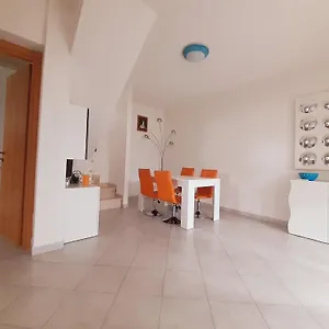 Gelsomino ,150 Metri Dal Mare, Ingresso Indipendente, Posto Auto E Giardino Casa vacanze